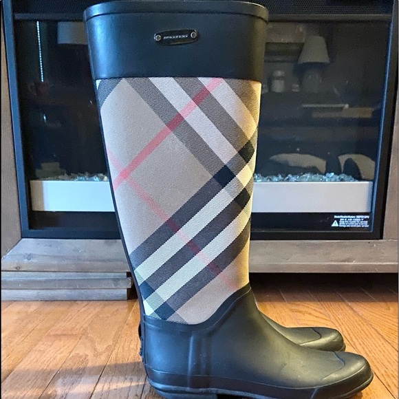 Burberry Boots. - Picture 1 of 10